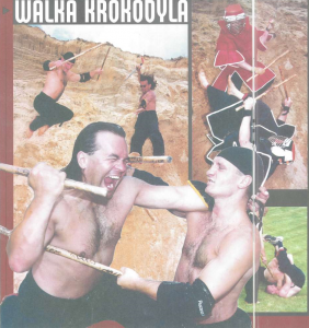 Dwóch mężczyzn walczy przy użyciu kijów na tle skalistego terenu. Obok, w mniejszych kadrach, podobne sceny walki oraz postać z mieczem. Na górze tekst: "WALKA KROKODYLA".