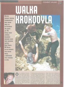 Walka trzech mężczyzn na kamienistym zboczu; dwaj stojący atakują trzeciego leżącego na plecach. Tytuł: "Walka krokodyla". Obok widoczny jest tekst artykułu w języku polskim.
