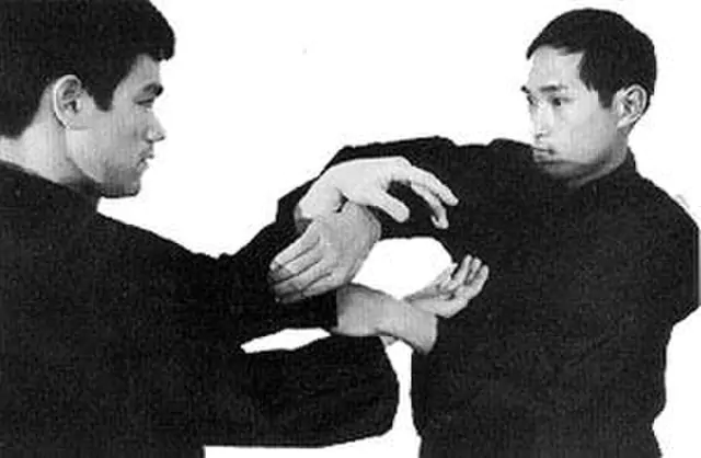 Bruce Lee i Ted Wong trenujący Chi Sao (lepkie ręce)