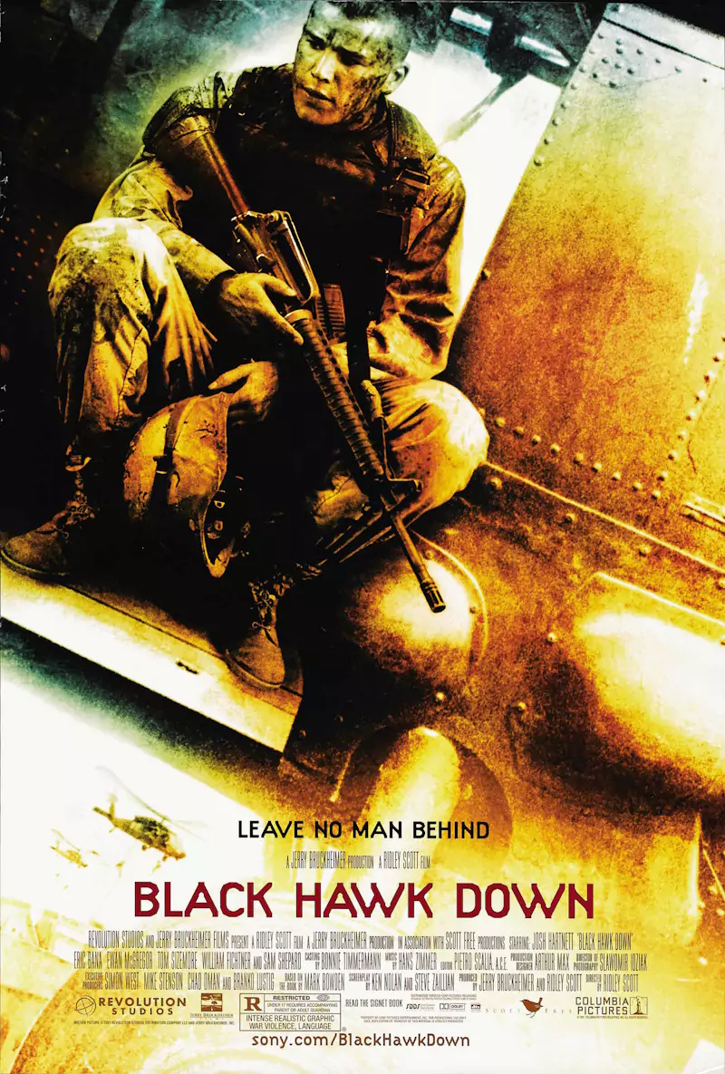 Żołnierz z karabinem siedzi na śmigłowcu w dynamicznej pozie. W tle widać helikoptery. Tekst: "LEAVE NO MAN BEHIND", "BLACK HAWK DOWN", wraz z informacjami o produkcji i stronie sony.com/BlackHawkDown.