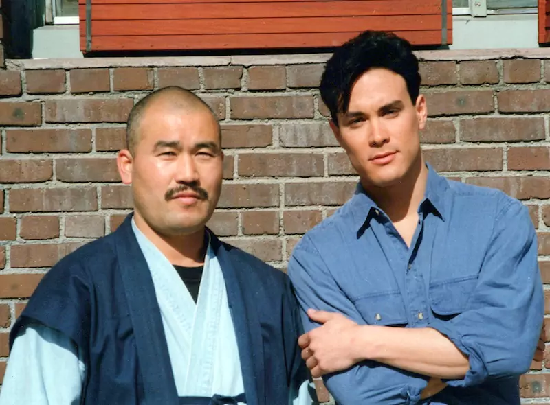 Obata Toshishiro i Brandon Lee na planie filmu "Showdown in Little Tokyo" (Starcie w Małym Tokio).