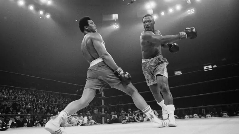 joe frazier i muhammad ali walczący w ringu