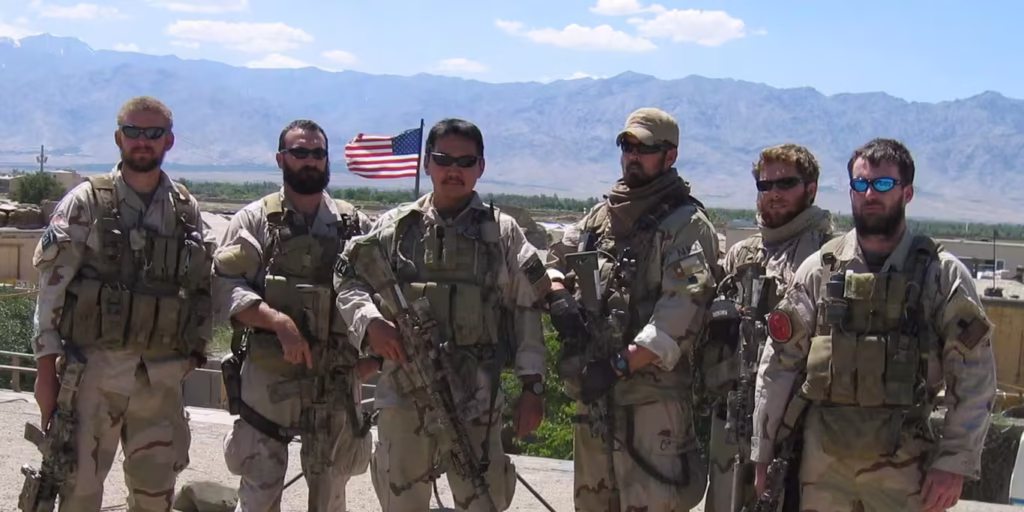 marcuss luttrell z poległymi towarzyszami