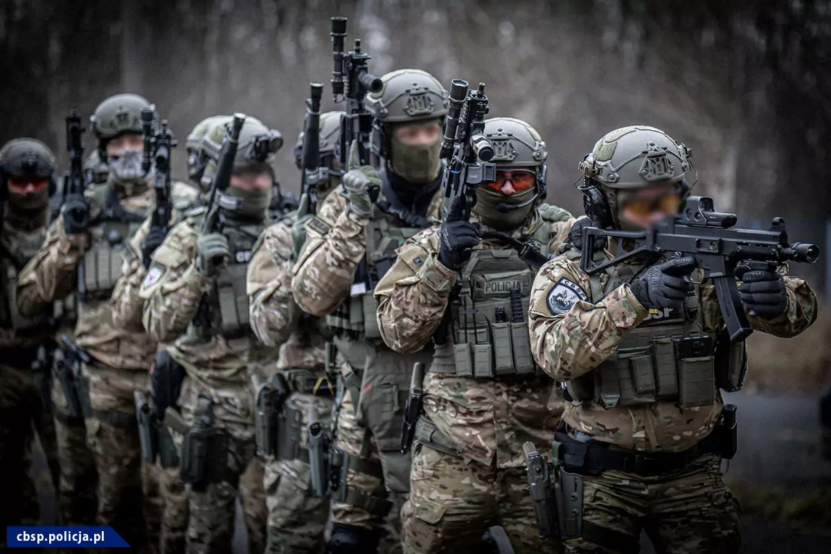 funkcjonariusze centralnego biura śledczego