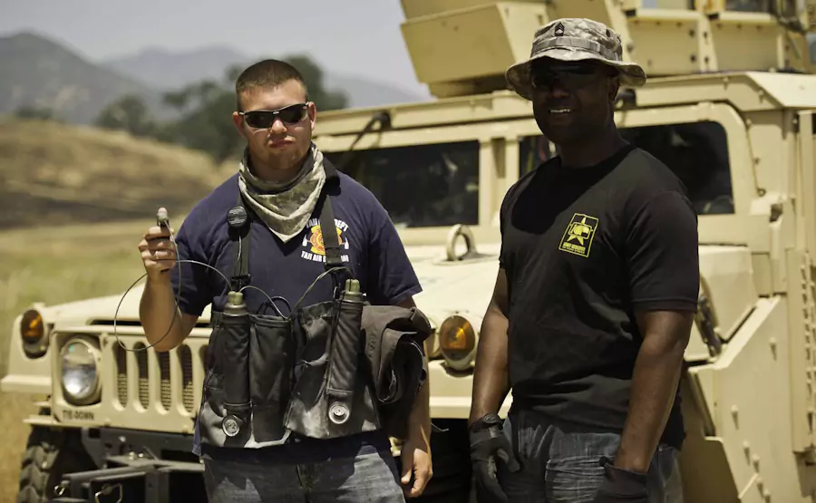 Żołnierze amerykańscy z 647. Kompanii Transportowej odgrywają rolę sił przeciwnika podczas szkolenia z unieszkodliwiania improwizowanych ładunków wybuchowych .