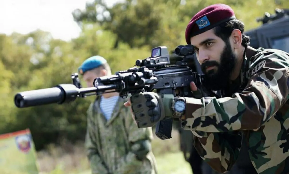 żołnierz ssg trzymający karabin