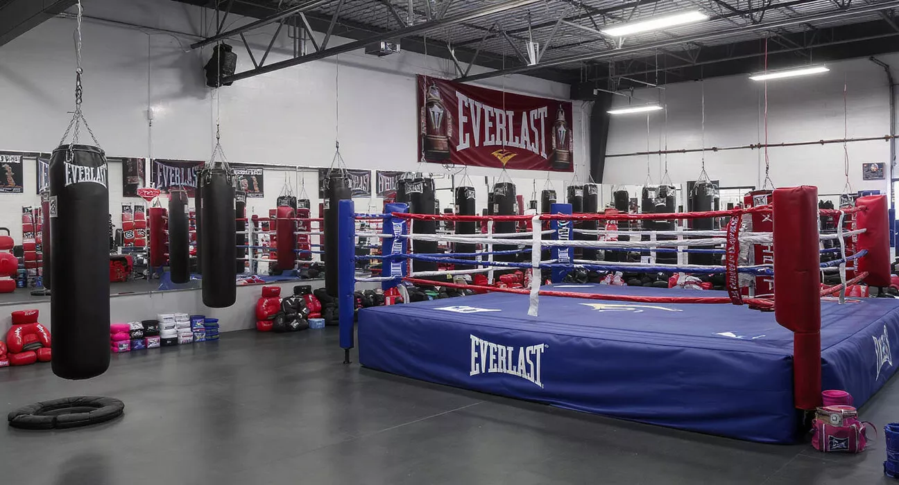 sala bokserska ze sprzętem everlast