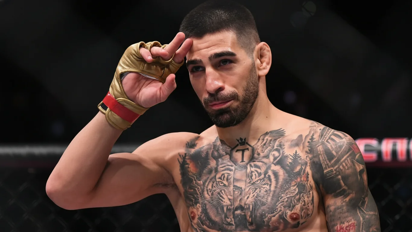 Mężczyzna z tatuażami na torsie, w złotej rękawicy, unosi dłoń do czoła w geście salutowania. Stoi w oktagonie, prawdopodobnie podczas zawodów sportów walki.