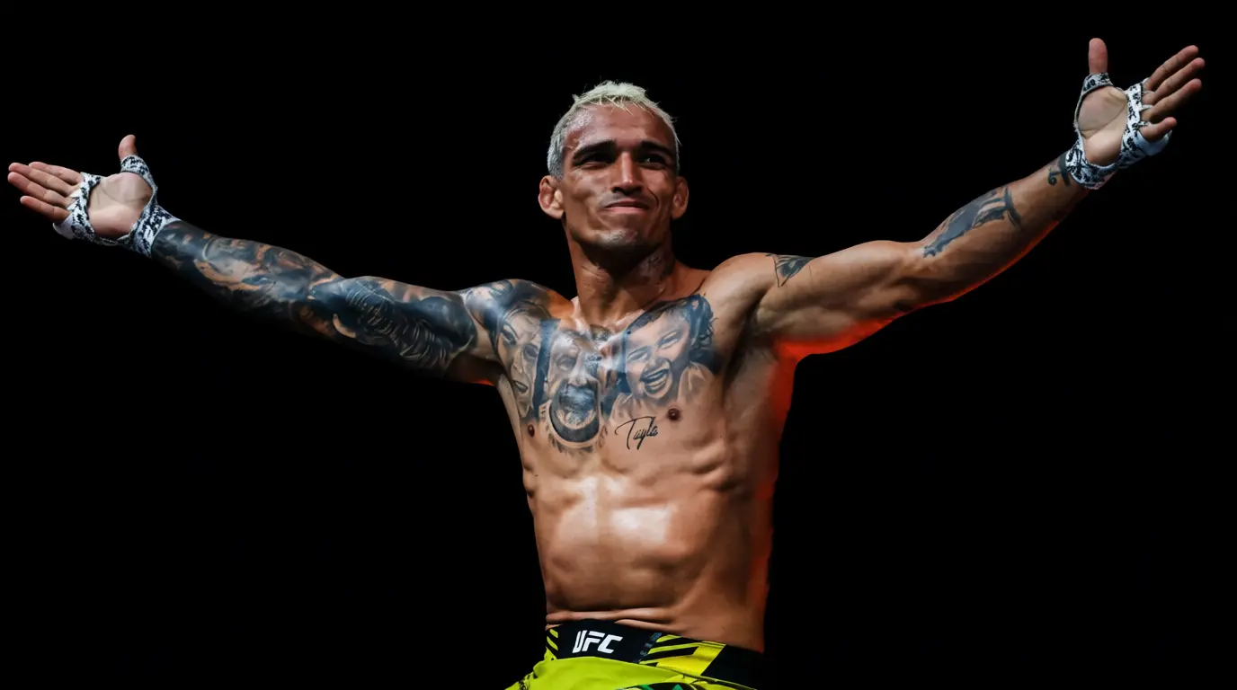 Charles Oliveira w trakcie walki w klatce UFC