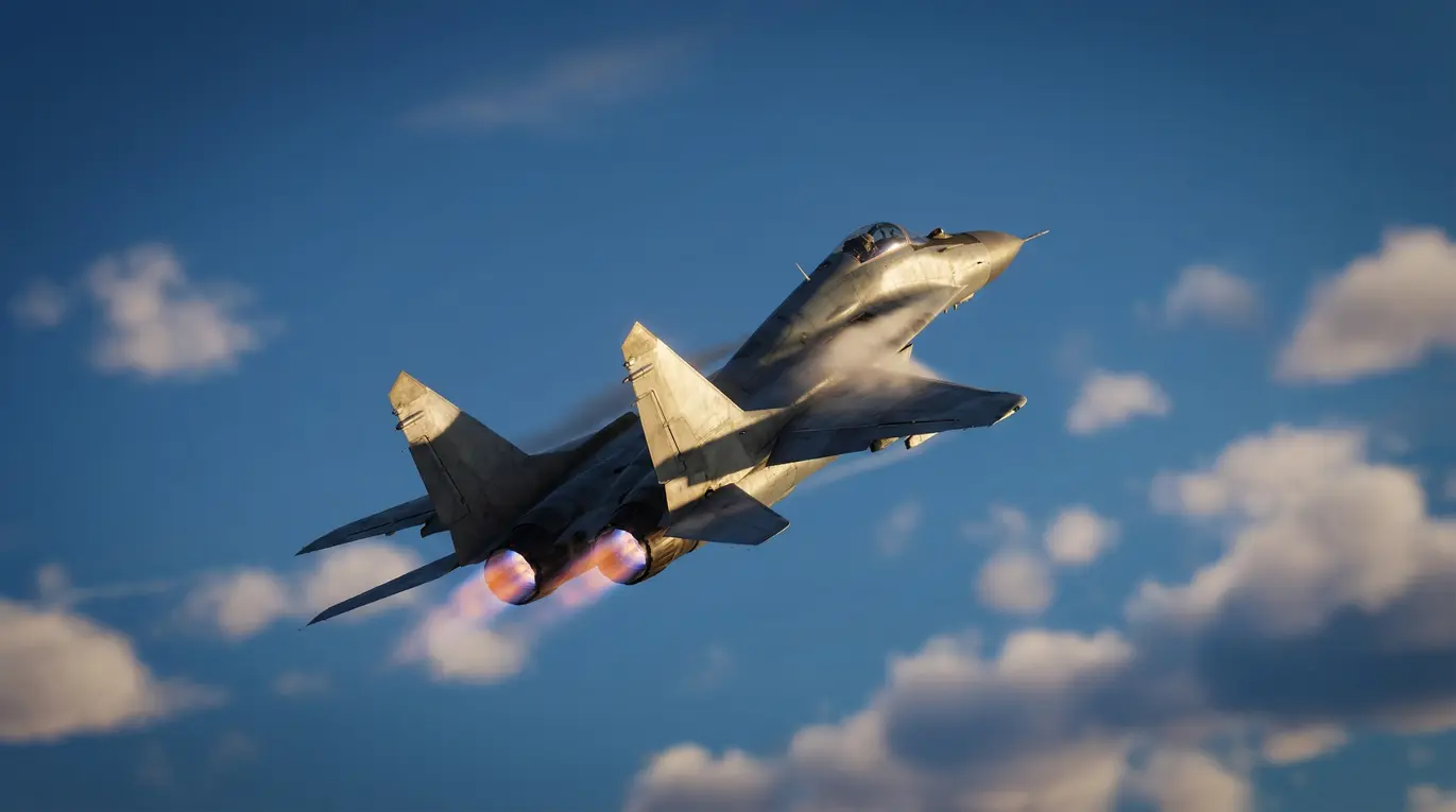 Zdjęcie MiG-29 Fulcrum na tle błękitnego nieba, ukazujące podwójne silniki i aerodynamiczny kształt.