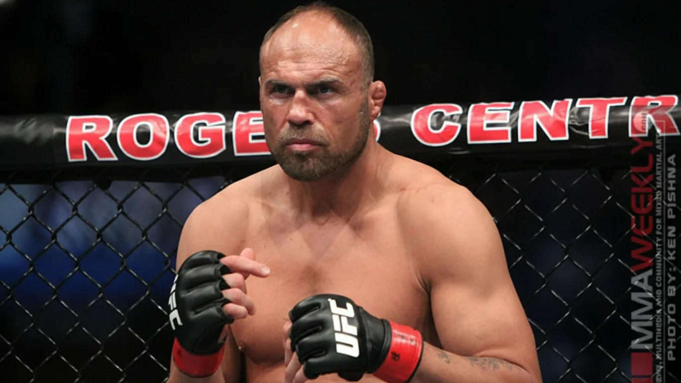 Zawodnik w rękawicach UFC stoi w gotowości do walki w klatce. Za nim widnieje napis "ROGERS CENTRE". Tekst na prawo: "MMAWEEKLY PHOTO BY: KEN P/SHNA".