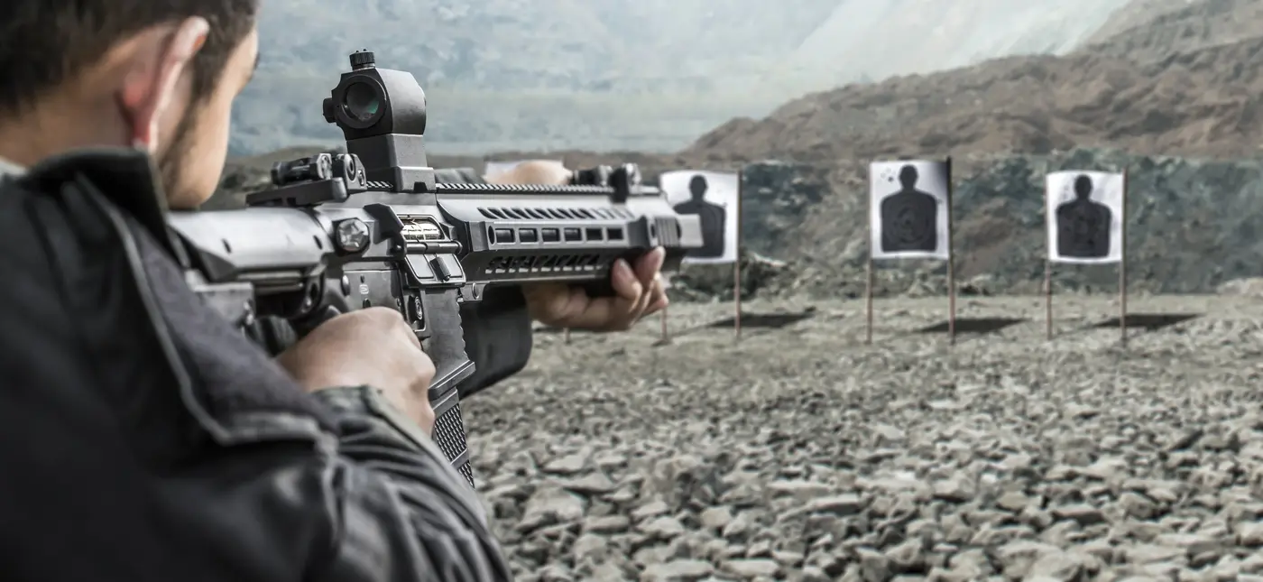 Żołnierz jednostki specjalnej podczas treningu strzeleckiego na nowoczesnej strzelnicy