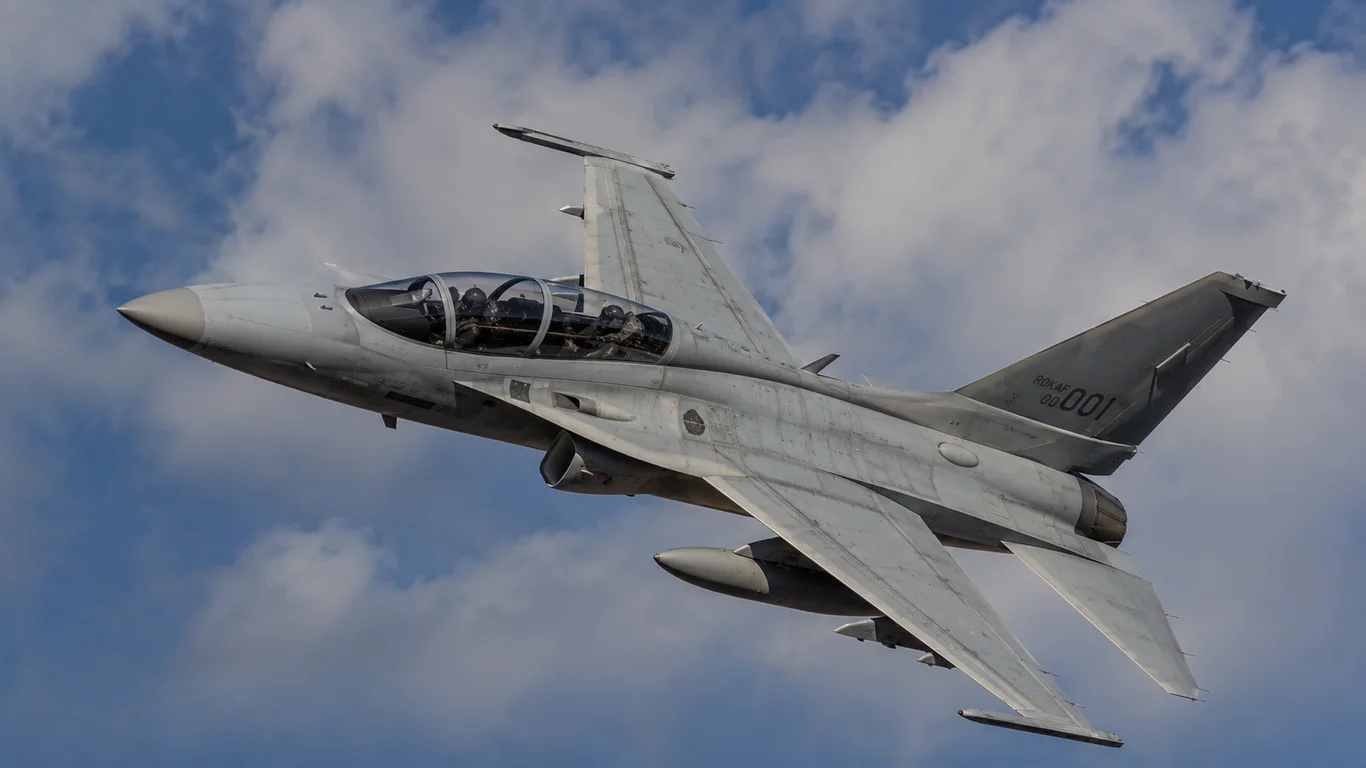 Lekki samolot bojowy FA-50 Fighting Eagle w barwach polskich Sił Powietrznych podczas lotu, z widocznymi podwieszeniami pod skrzydłami.