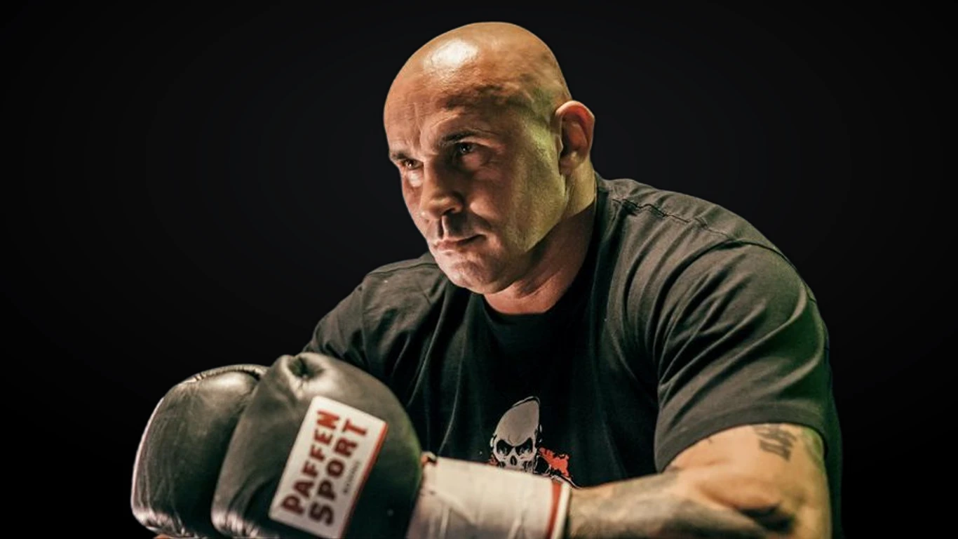 Przemysław Saleta – polski kickbokser i bokser w postawie bojowej z uniesionymi pięściami