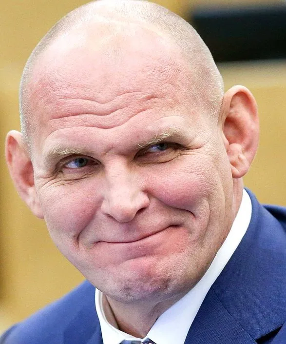 Aleksandr Karelin jako deputowany Dumy Państwowej, w garniturze, po zakończeniu kariery sportowej.