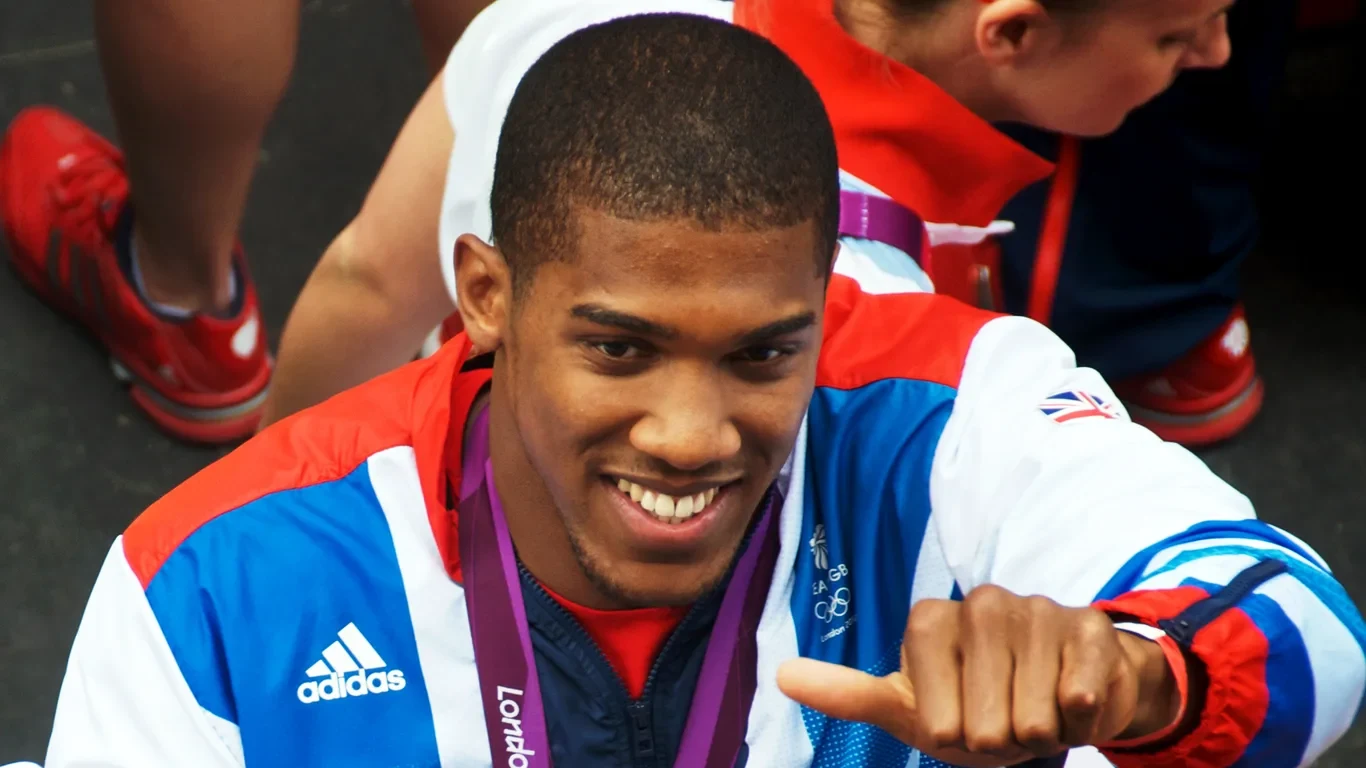 Anthony Joshua ze złotym medalem olimpijskim zdobytym w Londynie w 2012 roku