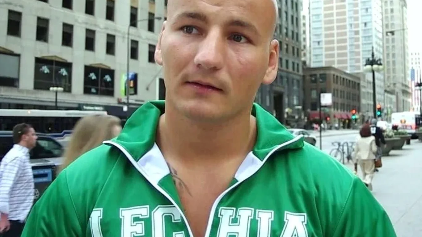 Artur Szpilka, polski bokser wagi ciężkiej i zawodnik KSW, w bluzie klubu Lechia