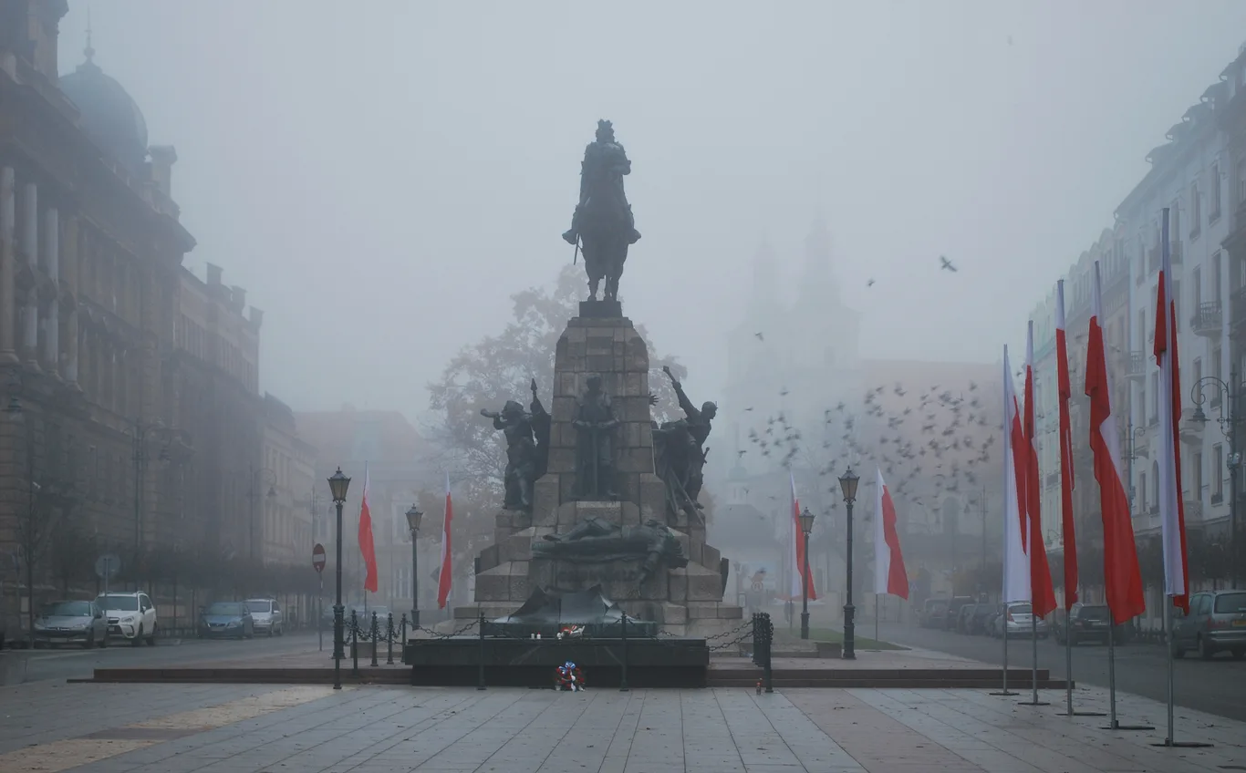 Pomnik Grunwaldzki na placu Matejki w Krakowie z biało-czerwonymi flagami