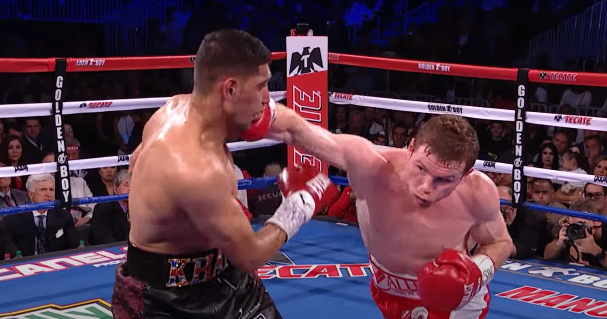 Canelo Álvarez wyprowadza prawy prosty podczas zawodowej walki bokserskiej na ringu