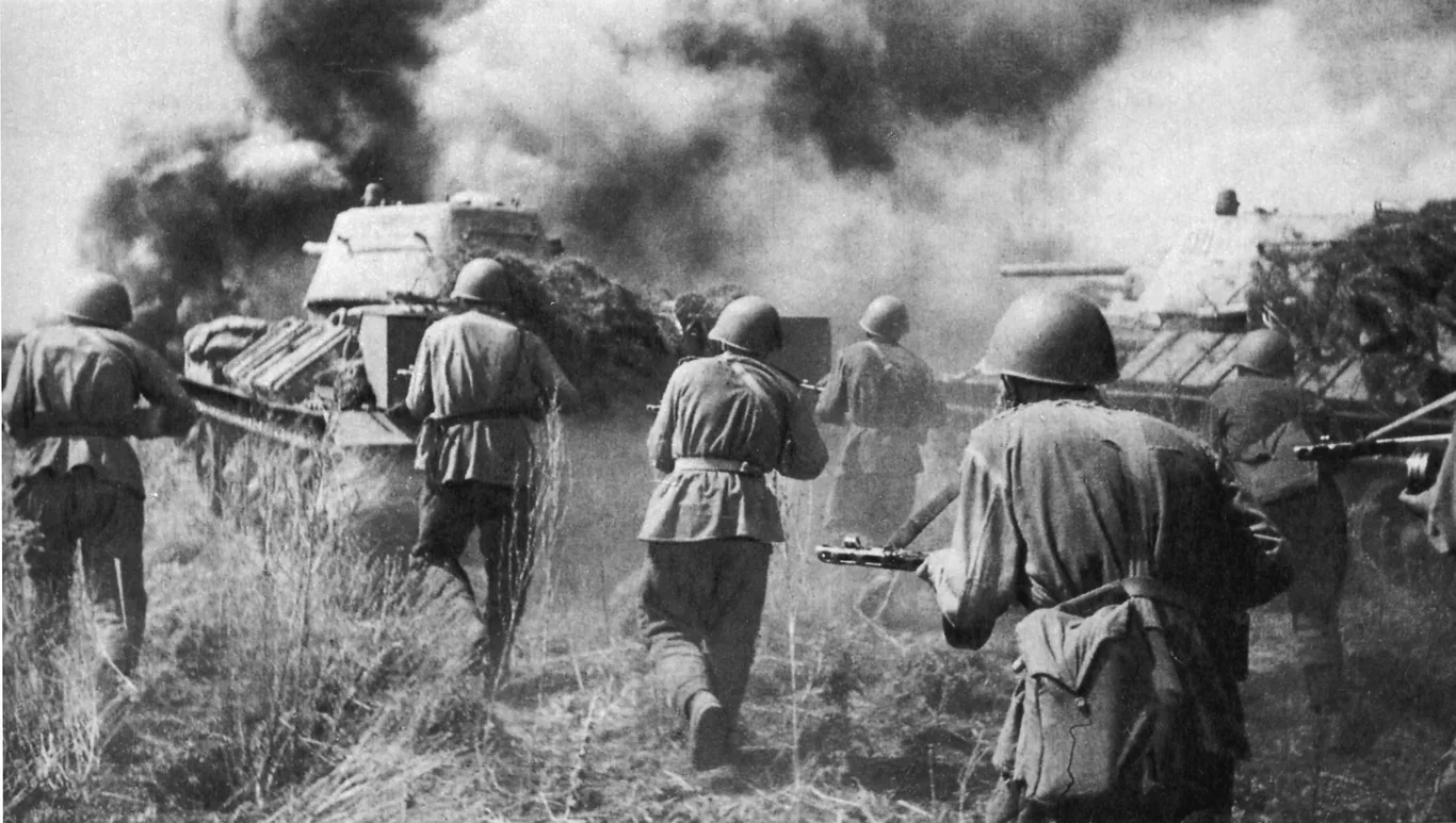 Żołnierze Armii Czerwonej nacierają obok czołgów T-34 podczas walk na froncie wschodnim w 1943 roku