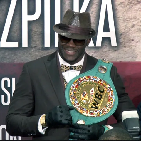 Deontay Wilder pozuje z pasem mistrza świata organizacji WBC
