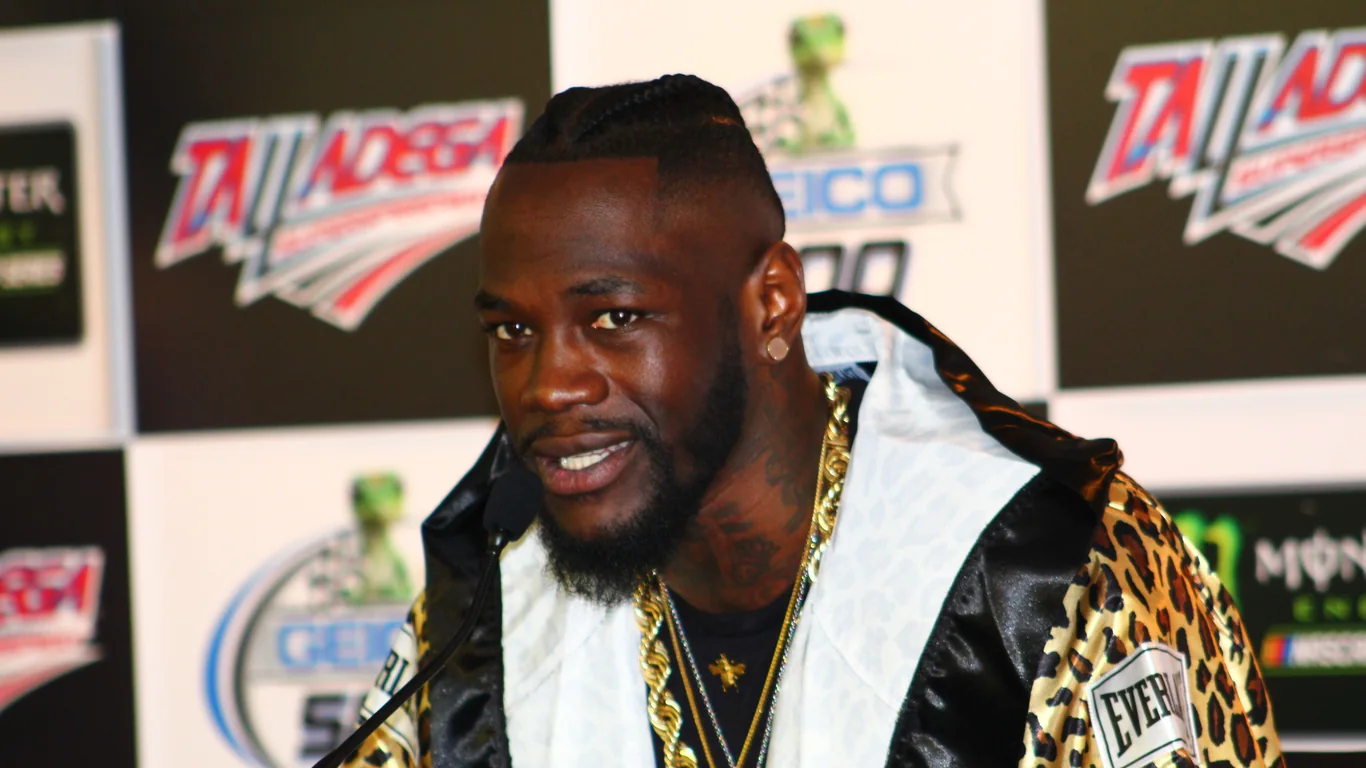 Deontay Wilder w bokserskim płaszczu Everlast podczas konferencji prasowej w 2018 roku