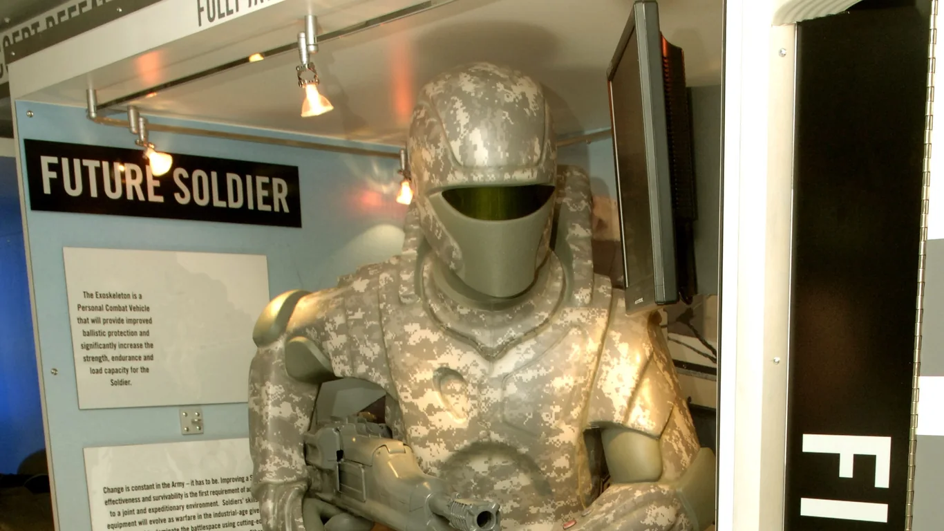 Makieta wojskowego egzoszkieletu (Future Soldier / Personal Combat Vehicle) prezentowana przez US Army na wystawie technologii żołnierza przyszłości.
