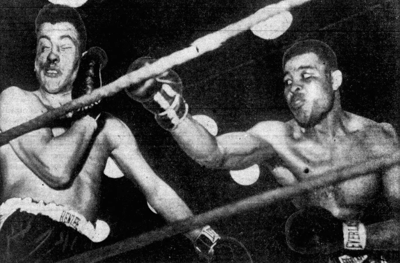 Joe Louis zadaje cios na ringu podczas walki w 1950 roku