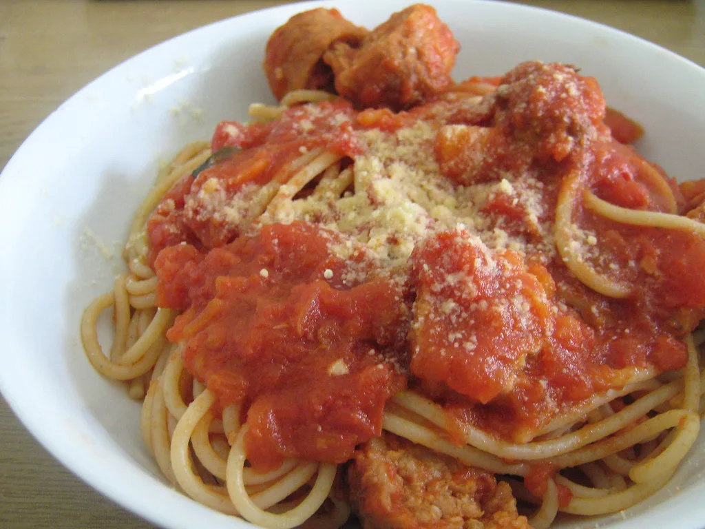 Talerz spaghetti z sosem pomidorowym