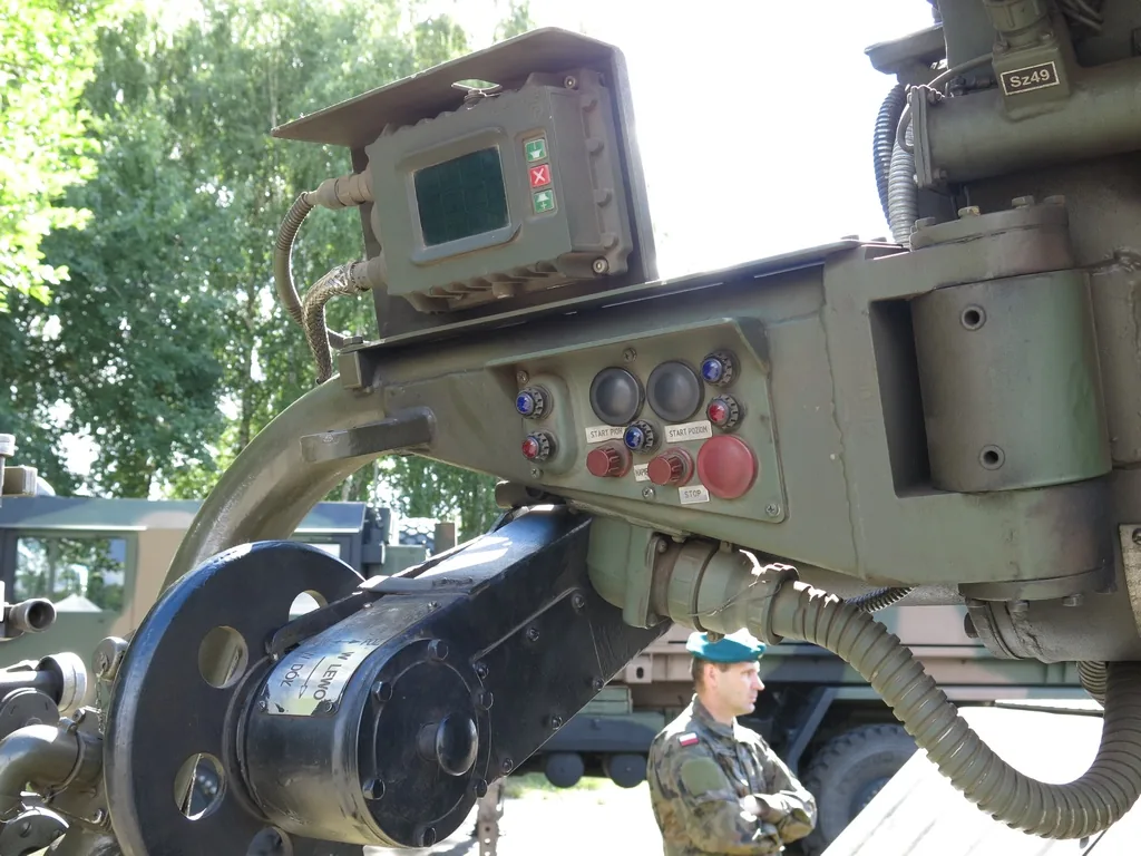 Pulpit sterowania i mechanizm naprowadzania samobieżnej wyrzutni WR-40 Langusta, w tle żołnierz.