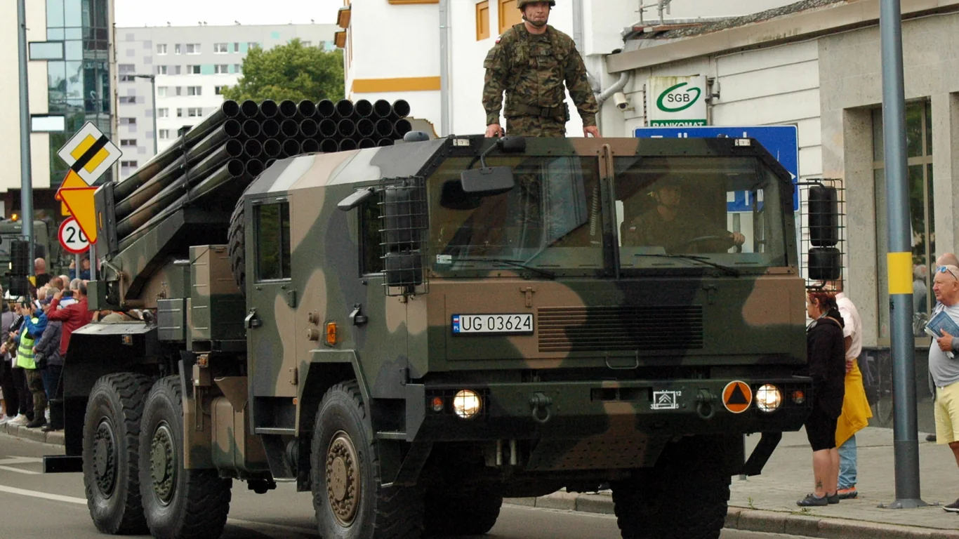 Polska samobieżna wyrzutnia rakietowa WR-40 Langusta z pakietem 40 prowadnic kalibru 122 mm podczas defilady wojskowej w Kołobrzegu.