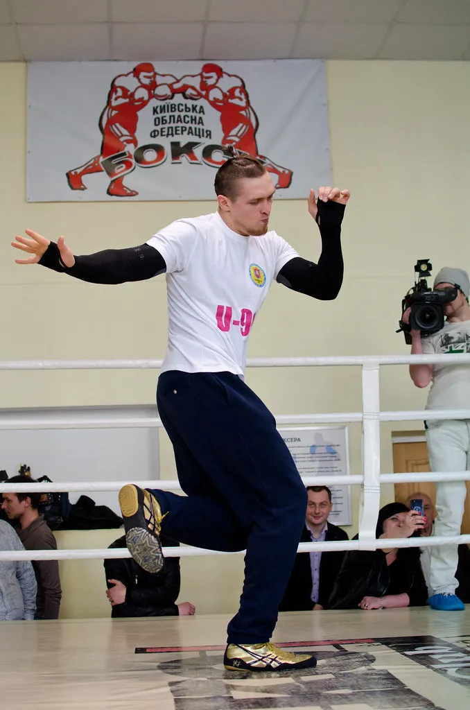 Ołeksandr Usyk podczas treningu w ringu – dynamiczna praca nóg i footwork.