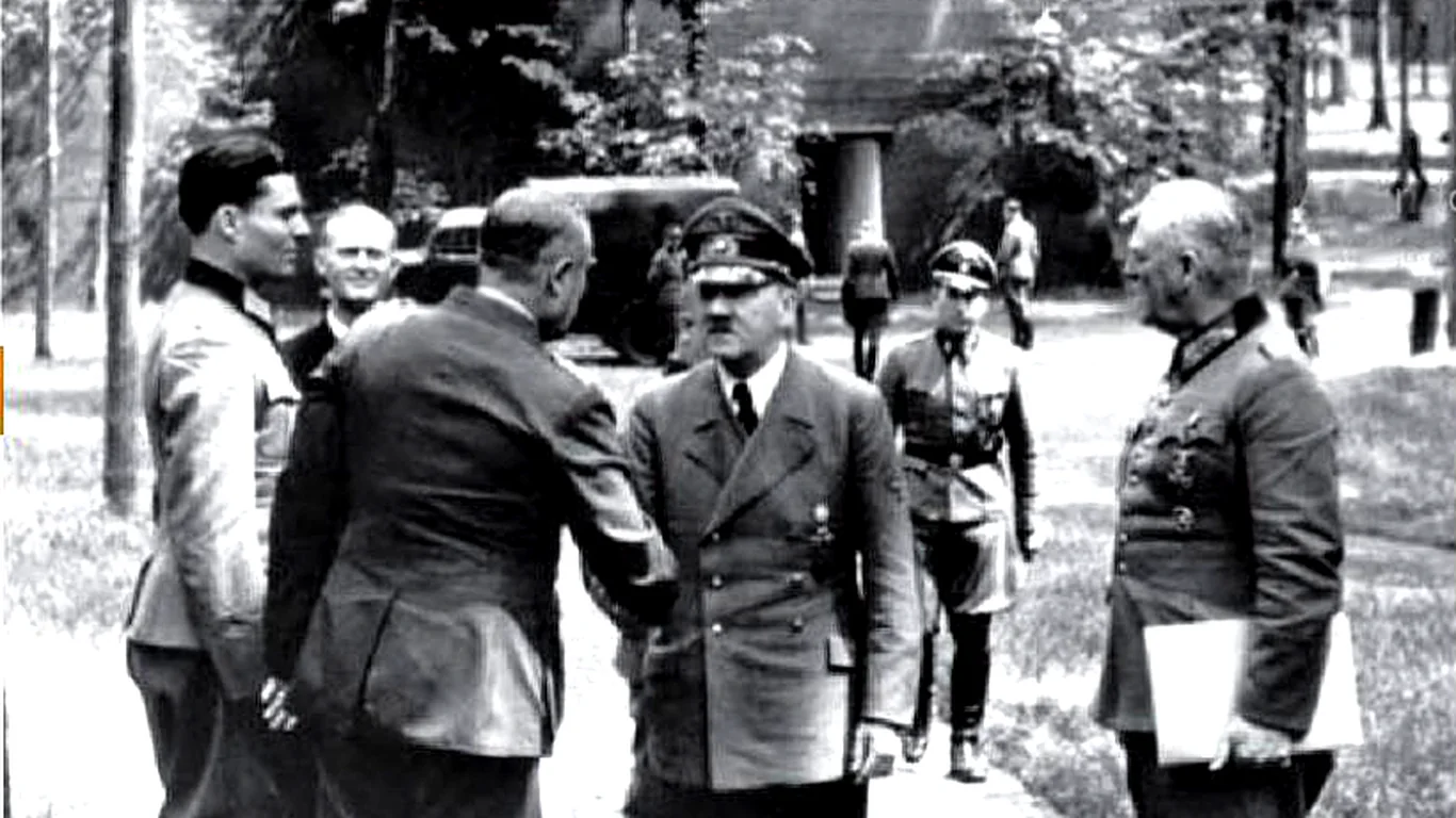 Claus von Stauffenberg (z lewej), Adolf Hitler i Wilhelm Keitel w kwaterze Wilczy Szaniec 15 lipca 1944 roku, pięć dni przed zamachem.