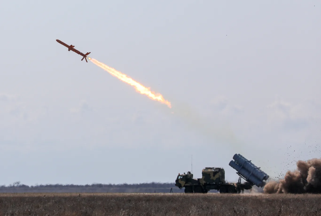 Ukraiński przeciwokrętowy pocisk R-360 Neptun startujący z samobieżnej wyrzutni USPU-360, smuga dymu silnika startowego.