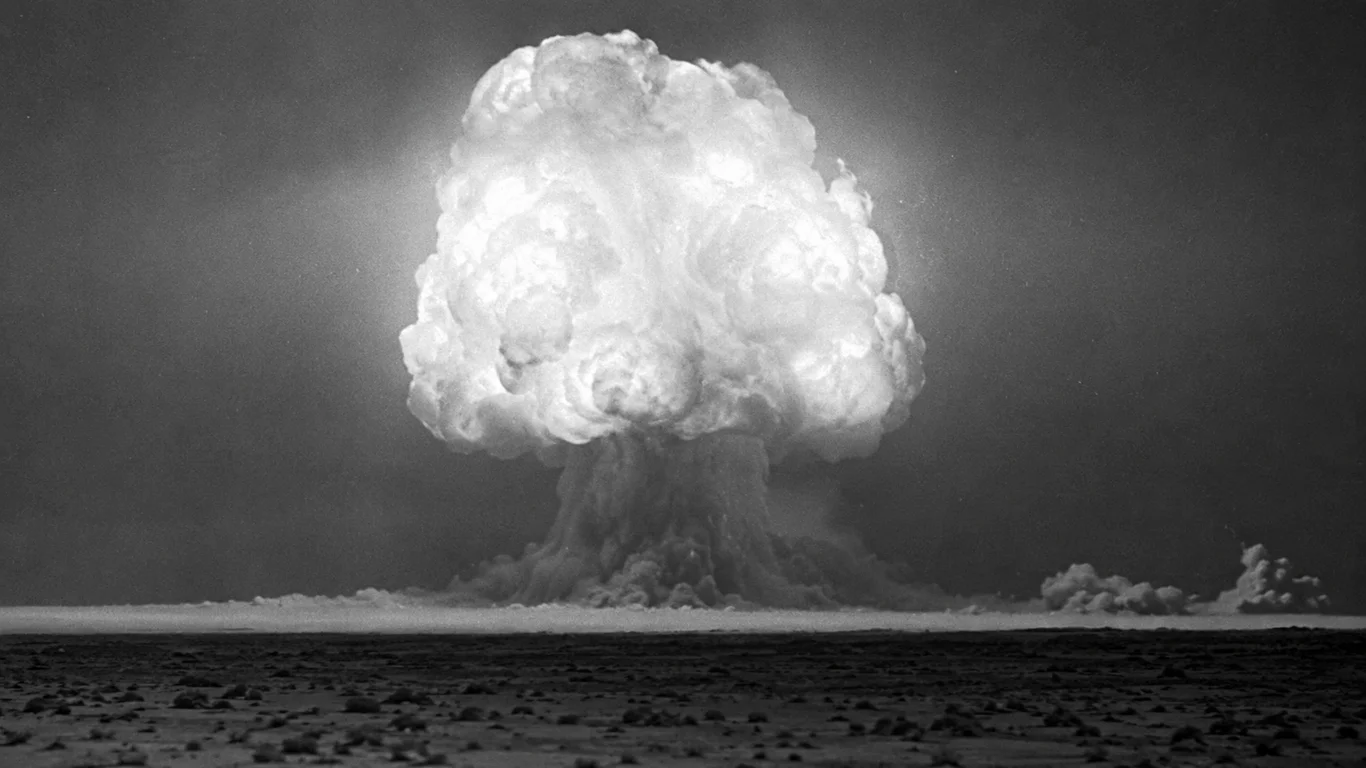 Grzyb atomowy pierwszej próby jądrowej Trinity na pustyni w Nowym Meksyku w 1945 roku
