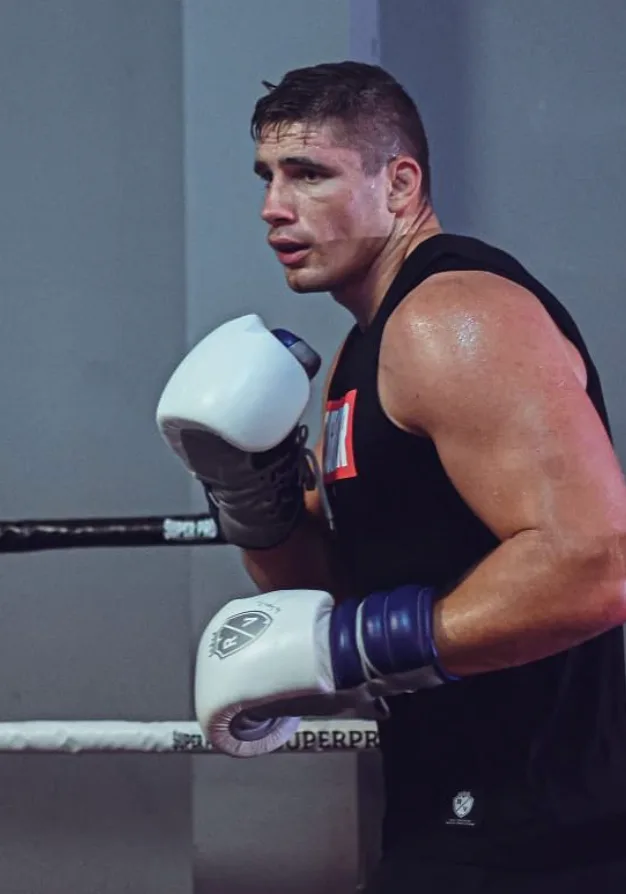 Rico Verhoeven podczas treningu w ringu, w bokserskich rękawicach