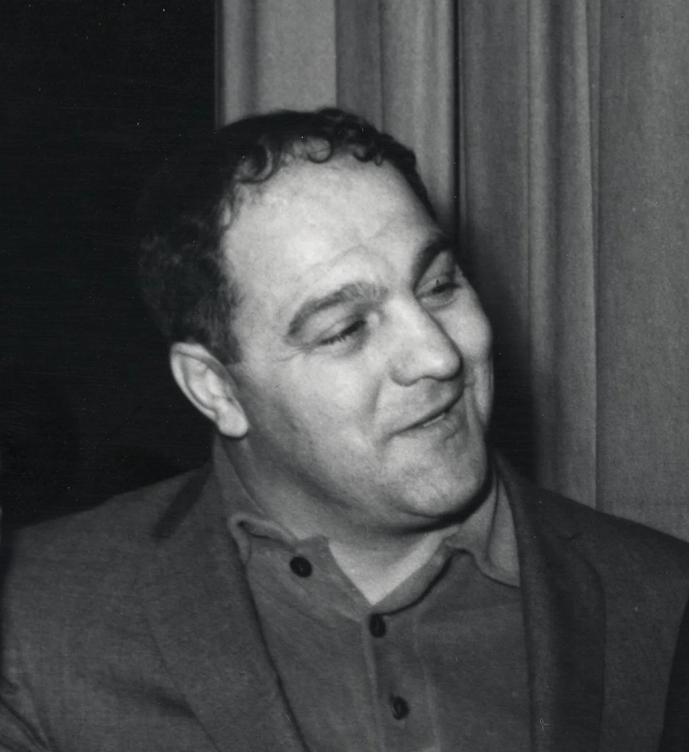 Rocky Marciano – portret w marynarce z uśmiechem
