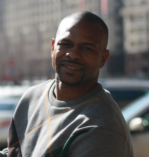Roy Jones jr uśmiechnięty podczas spotkania z kibicami na ulicy