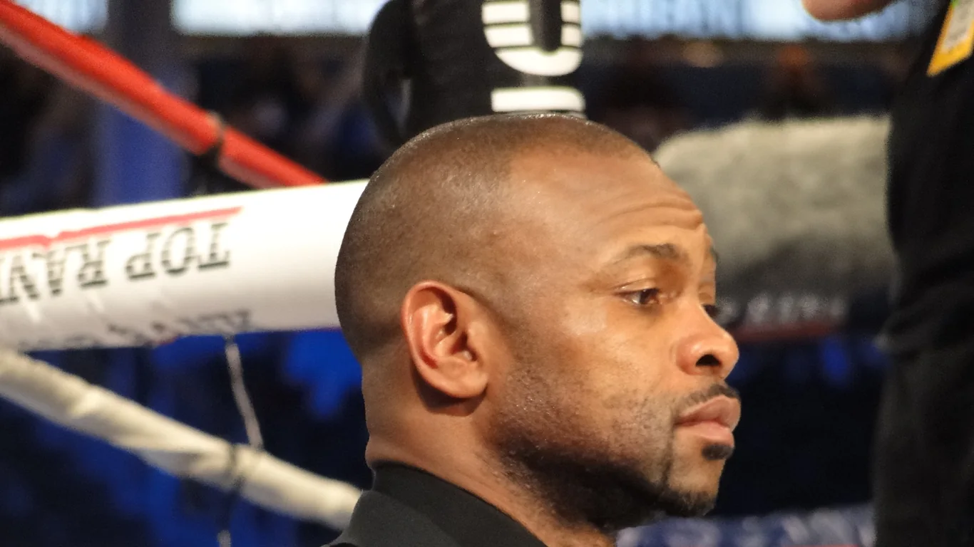 Roy Jones jr przy ringu bokserskim podczas gali Top Rank w 2010 roku