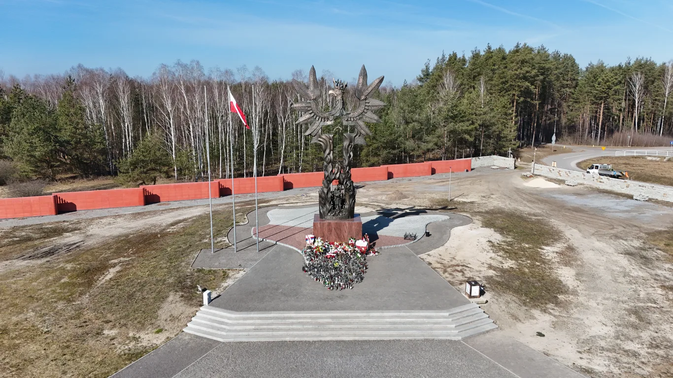 Pomnik „Rzeź Wołyńska" w Domostawie – znicze i kwiaty u podstawy monumentu upamiętniającego ofiary ludobójstwa Polaków na Wołyniu.