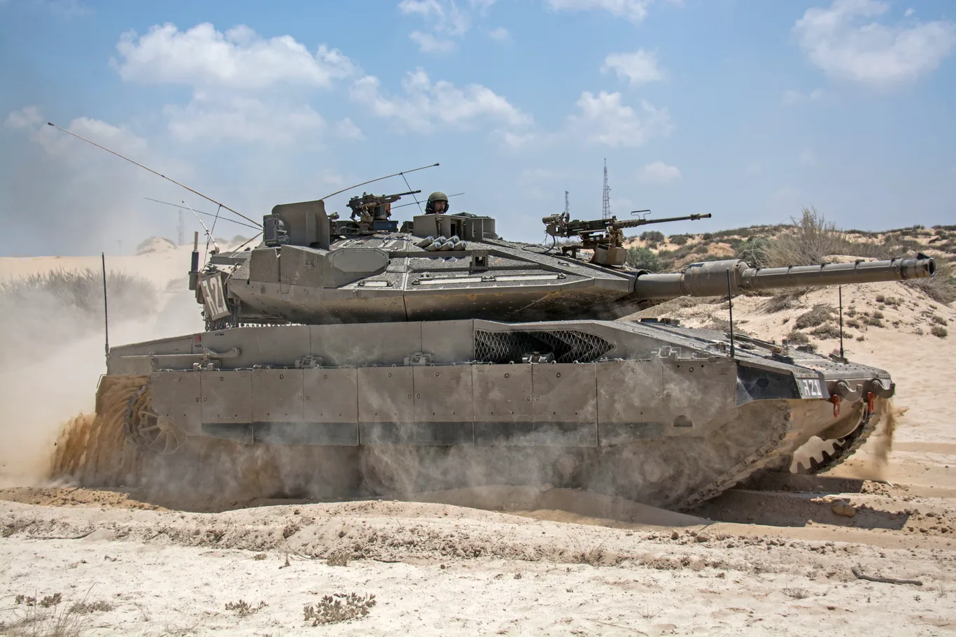 Izraelski czołg Merkava Mk4 z systemem aktywnej osłony Trophy podczas jazdy w terenie