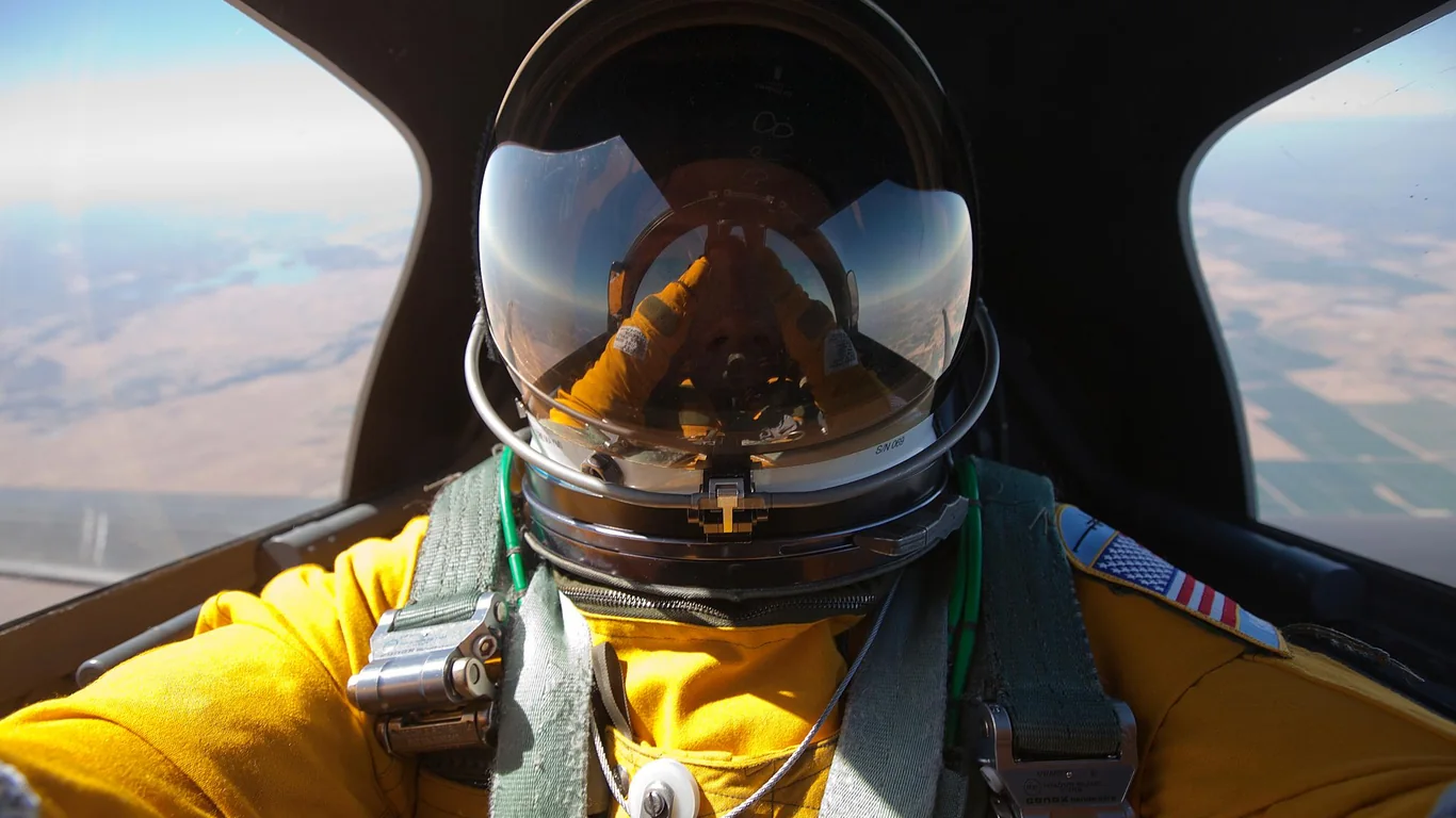 Pilot Lockheed U-2 w hermetycznym skafandrze wysokościowym z hełmem typu astronauty, w kabinie na pułapie ponad 21 000 metrów.