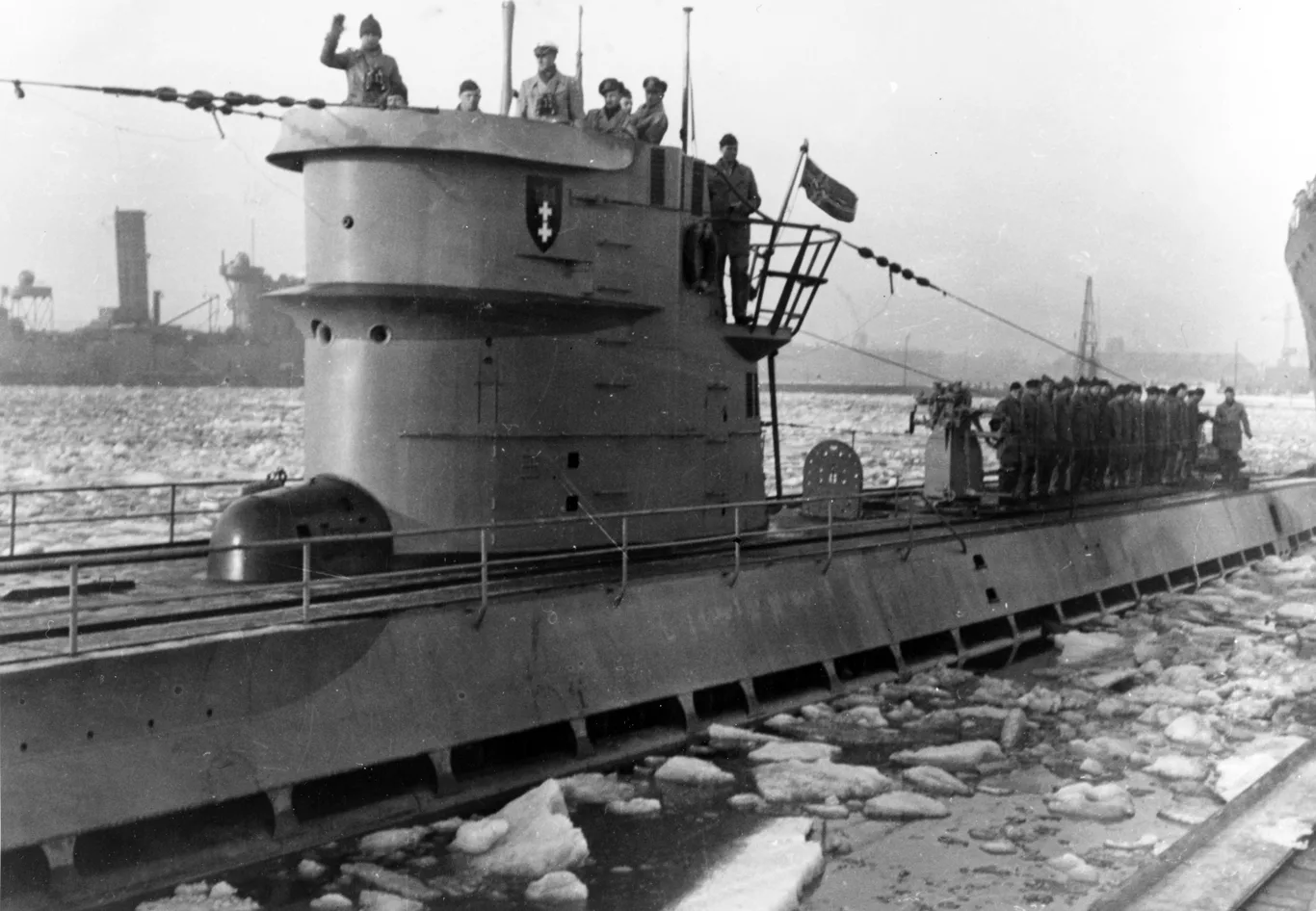Niemiecki U-Boot typu IX z załogą na pokładzie wchodzący do portu wśród kry lodowej