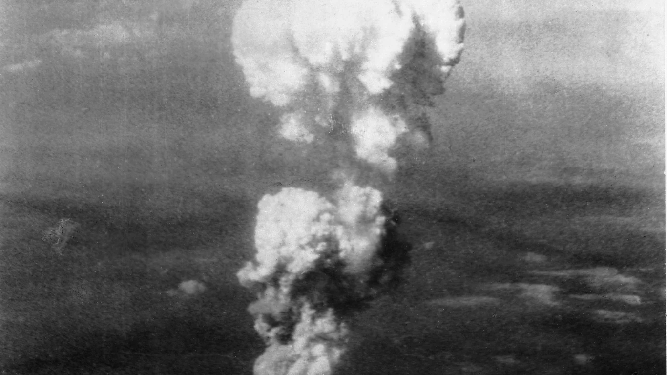 Słup dymu i chmura grzybowa nad Hiroszimą sfotografowana z pokładu bombowca 6 sierpnia 1945 roku
