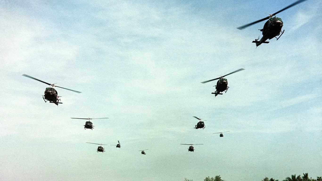 Formacja śmigłowców UH-1 Huey nadlatująca nad pole podczas operacji Rang Dong w Wietnamie Południowym w 1967 roku